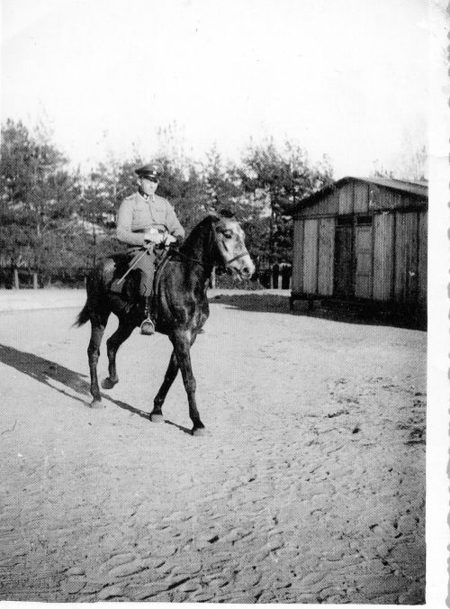 niemann on horse by sorting barracks927