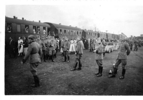 sanok - gendarmaries wait for train518