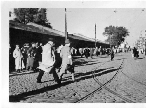 warsaw ghetto - jews walking587